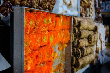 Kudüs İsrail 24 Mayıs 2018 çeşitli hamur işleri Closeup lehimlemek içinde çarşı Kudüs İsrail akşamları