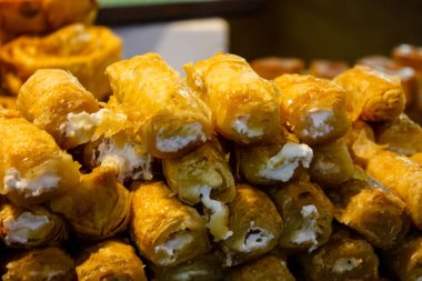 Kudüs İsrail 24 Mayıs 2018 çeşitli hamur işleri Closeup lehimlemek içinde çarşı Kudüs İsrail akşamları