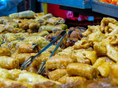 Kudüs İsrail 24 Mayıs 2018 çeşitli hamur işleri Closeup lehimlemek içinde çarşı Kudüs İsrail akşamları