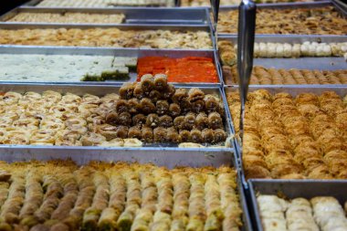 Kudüs İsrail 24 Mayıs 2018 çeşitli hamur işleri Closeup lehimlemek içinde çarşı Kudüs İsrail akşamları