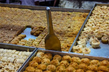 Kudüs İsrail 24 Mayıs 2018 çeşitli hamur işleri Closeup lehimlemek içinde çarşı Kudüs İsrail akşamları