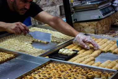 Kudüs İsrail 24 Mayıs 2018 çeşitli hamur işleri Closeup lehimlemek içinde çarşı Kudüs İsrail akşamları