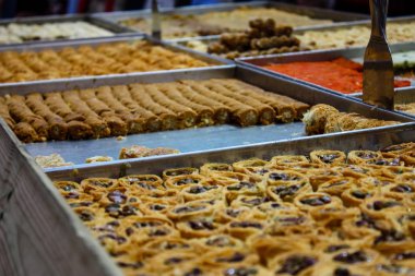 Kudüs İsrail 24 Mayıs 2018 çeşitli hamur işleri Closeup lehimlemek içinde çarşı Kudüs İsrail akşamları