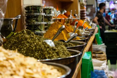 Kudüs İsrail 24 Mayıs 2018 çeşitli baharatlar Closeup lehimlemek içinde çarşı Kudüs İsrail