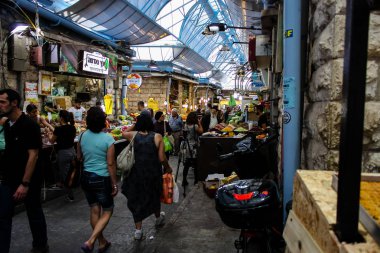 Jerusalem İsrail 24 Mayıs 2018 bilinmeyenli ve Jerusalem öğleden sonra Mahane Yehuda markette alışveriş insanlar
