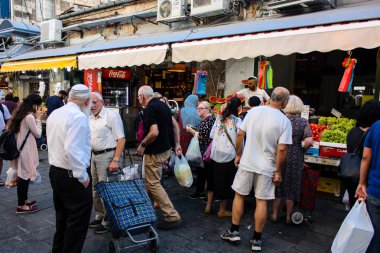 Jerusalem İsrail 24 Mayıs 2018 bilinmeyenli ve Jerusalem öğleden sonra Mahane Yehuda markette alışveriş insanlar