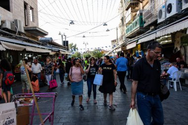 Jerusalem İsrail 24 Mayıs 2018 bilinmeyenli ve Jerusalem öğleden sonra Mahane Yehuda markette alışveriş insanlar