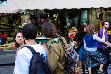 Jerusalem İsrail 24 Mayıs 2018 bilinmeyenli ve Jerusalem öğleden sonra Mahane Yehuda markette alışveriş insanlar