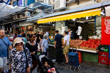Jerusalem İsrail 24 Mayıs 2018 bilinmeyenli ve Jerusalem öğleden sonra Mahane Yehuda markette alışveriş insanlar