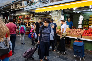Jerusalem İsrail 24 Mayıs 2018 bilinmeyenli ve Jerusalem öğleden sonra Mahane Yehuda markette alışveriş insanlar