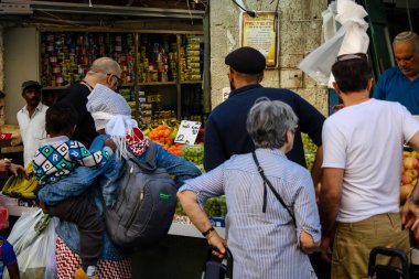 Jerusalem İsrail 24 Mayıs 2018 bilinmeyenli ve Jerusalem öğleden sonra Mahane Yehuda markette alışveriş insanlar