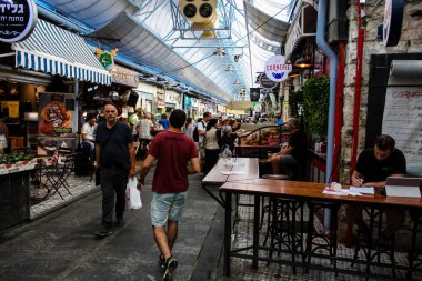 Jerusalem İsrail 24 Mayıs 2018 bilinmeyenli ve Jerusalem öğleden sonra Mahane Yehuda markette alışveriş insanlar