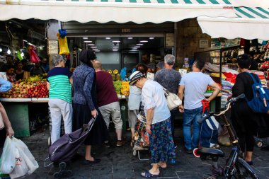 Jerusalem İsrail 24 Mayıs 2018 bilinmeyenli ve Jerusalem öğleden sonra Mahane Yehuda markette alışveriş insanlar