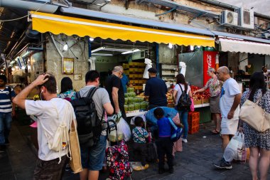 Jerusalem İsrail 24 Mayıs 2018 bilinmeyenli ve Jerusalem öğleden sonra Mahane Yehuda markette alışveriş insanlar
