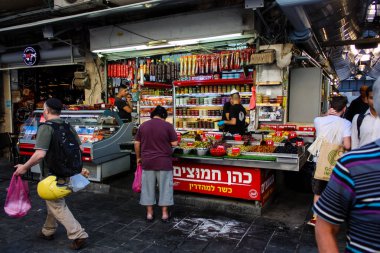 Jerusalem İsrail 24 Mayıs 2018 bilinmeyenli ve Jerusalem öğleden sonra Mahane Yehuda markette alışveriş insanlar