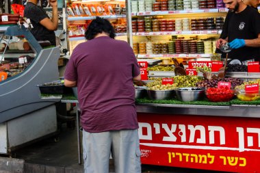Jerusalem İsrail 24 Mayıs 2018 bilinmeyenli ve Jerusalem öğleden sonra Mahane Yehuda markette alışveriş insanlar