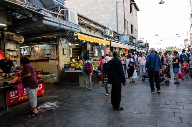 Jerusalem İsrail 24 Mayıs 2018 bilinmeyenli ve Jerusalem öğleden sonra Mahane Yehuda markette alışveriş insanlar