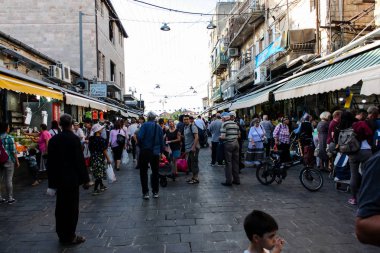 Jerusalem İsrail 24 Mayıs 2018 bilinmeyenli ve Jerusalem öğleden sonra Mahane Yehuda markette alışveriş insanlar