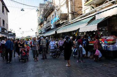 Jerusalem İsrail 24 Mayıs 2018 bilinmeyenli ve Jerusalem öğleden sonra Mahane Yehuda markette alışveriş insanlar