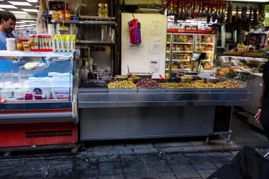 Jerusalem İsrail 24 Mayıs 2018 bilinmeyenli ve Jerusalem öğleden sonra Mahane Yehuda markette alışveriş insanlar
