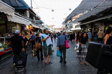 Jerusalem İsrail 24 Mayıs 2018 bilinmeyenli ve Jerusalem öğleden sonra Mahane Yehuda markette alışveriş insanlar