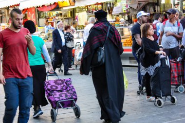 Jerusalem İsrail 24 Mayıs 2018 bilinmeyenli ve Jerusalem öğleden sonra Mahane Yehuda markette alışveriş insanlar