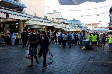 Jerusalem İsrail 24 Mayıs 2018 bilinmeyenli ve Jerusalem öğleden sonra Mahane Yehuda markette alışveriş insanlar