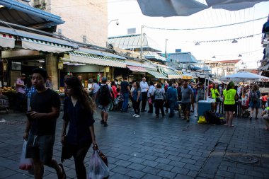 Jerusalem İsrail 24 Mayıs 2018 bilinmeyenli ve Jerusalem öğleden sonra Mahane Yehuda markette alışveriş insanlar