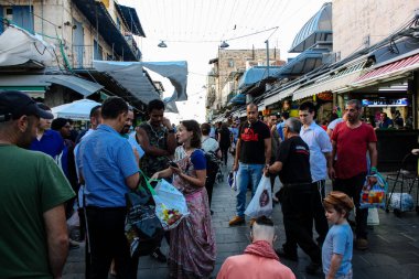 Jerusalem İsrail 24 Mayıs 2018 bilinmeyenli ve Jerusalem öğleden sonra Mahane Yehuda markette alışveriş insanlar