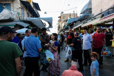 Jerusalem İsrail 24 Mayıs 2018 bilinmeyenli ve Jerusalem öğleden sonra Mahane Yehuda markette alışveriş insanlar