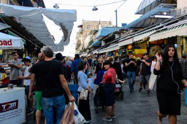 Jerusalem İsrail 24 Mayıs 2018 bilinmeyenli ve Jerusalem öğleden sonra Mahane Yehuda markette alışveriş insanlar
