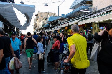 Jerusalem İsrail 24 Mayıs 2018 bilinmeyenli ve Jerusalem öğleden sonra Mahane Yehuda markette alışveriş insanlar