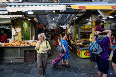 Jerusalem İsrail 24 Mayıs 2018 bilinmeyenli ve Jerusalem öğleden sonra Mahane Yehuda markette alışveriş insanlar