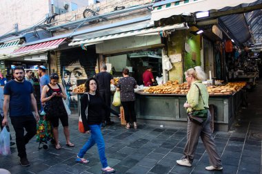 Jerusalem İsrail 24 Mayıs 2018 bilinmeyenli ve Jerusalem öğleden sonra Mahane Yehuda markette alışveriş insanlar