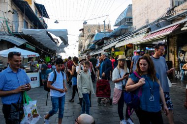 Jerusalem İsrail 24 Mayıs 2018 bilinmeyenli ve Jerusalem öğleden sonra Mahane Yehuda markette alışveriş insanlar