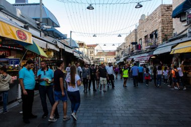 Jerusalem İsrail 24 Mayıs 2018 bilinmeyenli ve Jerusalem öğleden sonra Mahane Yehuda markette alışveriş insanlar