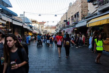Jerusalem İsrail 24 Mayıs 2018 bilinmeyenli ve Jerusalem öğleden sonra Mahane Yehuda markette alışveriş insanlar
