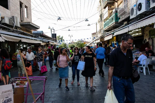 Jerusalem İsrail 24 Mayıs 2018 bilinmeyenli ve Jerusalem öğleden sonra Mahane Yehuda markette alışveriş insanlar