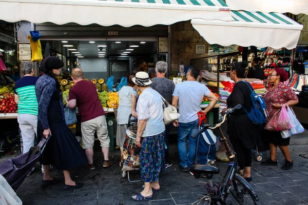 Jerusalem İsrail 24 Mayıs 2018 bilinmeyenli ve Jerusalem öğleden sonra Mahane Yehuda markette alışveriş insanlar