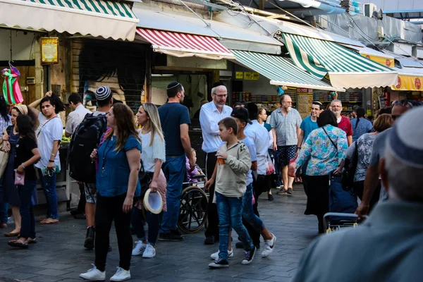 Jerusalem İsrail 24 Mayıs 2018 bilinmeyenli ve Jerusalem öğleden sonra Mahane Yehuda markette alışveriş insanlar