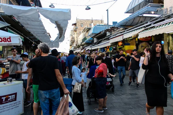 Jerusalem İsrail 24 Mayıs 2018 bilinmeyenli ve Jerusalem öğleden sonra Mahane Yehuda markette alışveriş insanlar
