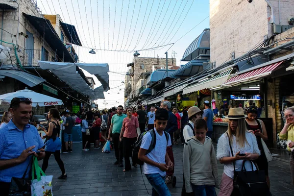 Jerusalem İsrail 24 Mayıs 2018 bilinmeyenli ve Jerusalem öğleden sonra Mahane Yehuda markette alışveriş insanlar