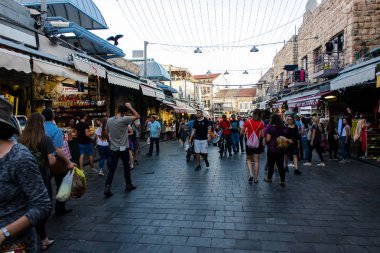 Jerusalem İsrail 24 Mayıs 2018 bilinmeyenli ve Jerusalem öğleden sonra Mahane Yehuda markette alışveriş insanlar
