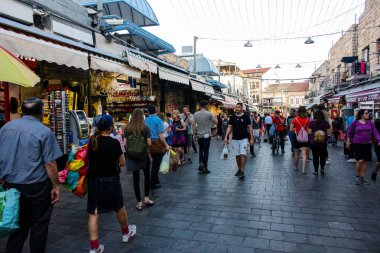 Jerusalem İsrail 24 Mayıs 2018 bilinmeyenli ve Jerusalem öğleden sonra Mahane Yehuda markette alışveriş insanlar