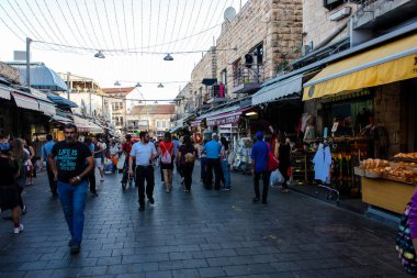 Jerusalem İsrail 24 Mayıs 2018 bilinmeyenli ve Jerusalem öğleden sonra Mahane Yehuda markette alışveriş insanlar