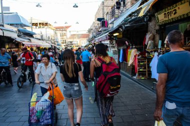 Jerusalem İsrail 24 Mayıs 2018 bilinmeyenli ve Jerusalem öğleden sonra Mahane Yehuda markette alışveriş insanlar