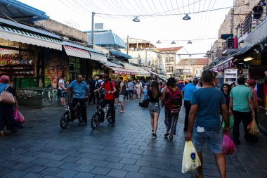 Jerusalem İsrail 24 Mayıs 2018 bilinmeyenli ve Jerusalem öğleden sonra Mahane Yehuda markette alışveriş insanlar