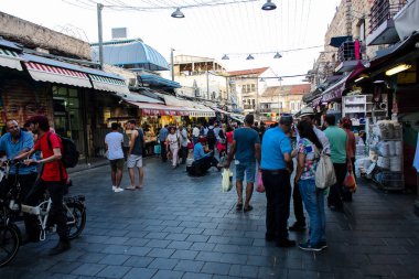 Jerusalem İsrail 24 Mayıs 2018 bilinmeyenli ve Jerusalem öğleden sonra Mahane Yehuda markette alışveriş insanlar