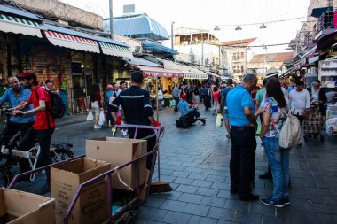 Jerusalem İsrail 24 Mayıs 2018 bilinmeyenli ve Jerusalem öğleden sonra Mahane Yehuda markette alışveriş insanlar