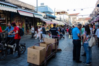 Jerusalem İsrail 24 Mayıs 2018 bilinmeyenli ve Jerusalem öğleden sonra Mahane Yehuda markette alışveriş insanlar
